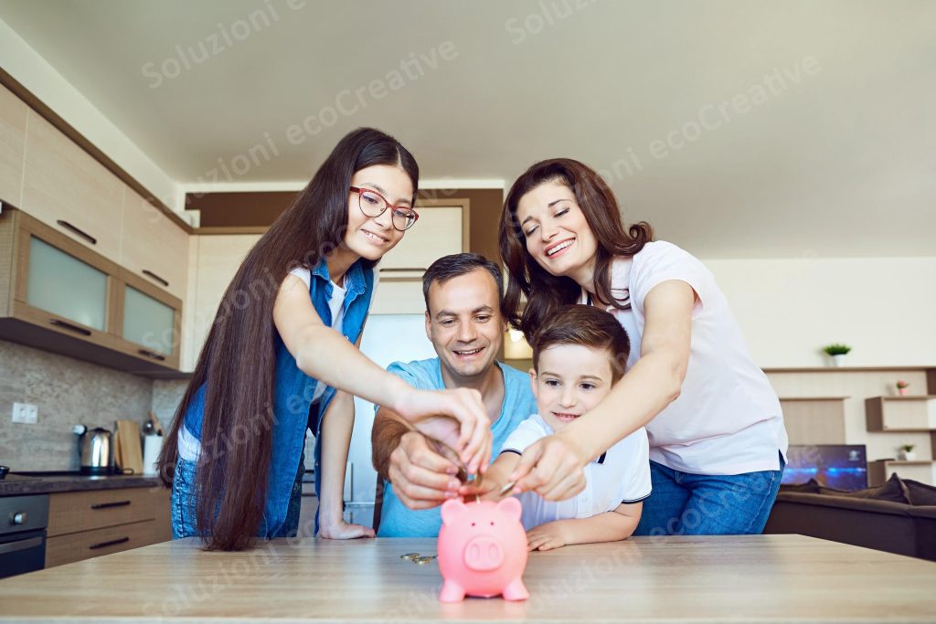 Famiglia, genitori e figli, mette monete in un salvadanaio, simboleggiando il risparmio con Isolamento Sottotetto Soluzioni ecoCreative.