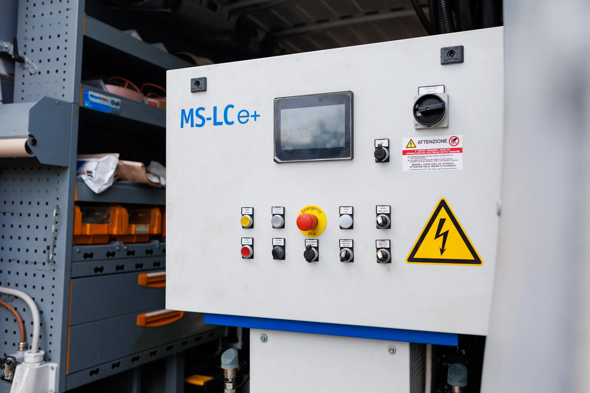 Dettaglio macchina insufflaggio con pannello di controllo utilizzata per distribuzione uniforme del materiale isolante